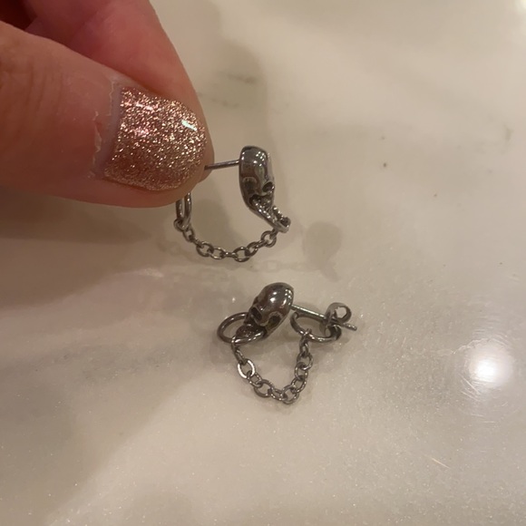 Skull 💀 Chain Silver Stud Earrings - Picture 2 of 3